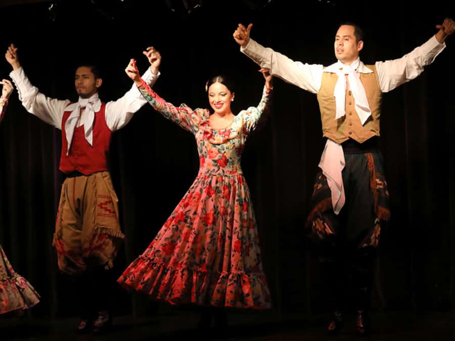 Buenos Aires: Live Michelangelo Tango & Folklore Show Ticket - Mateo Crispi brings Mariano Mores to the guitar