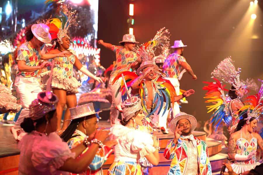 By Night Tour: Roxy Dinner Show & Transfer - What happens during Aquele Abraço