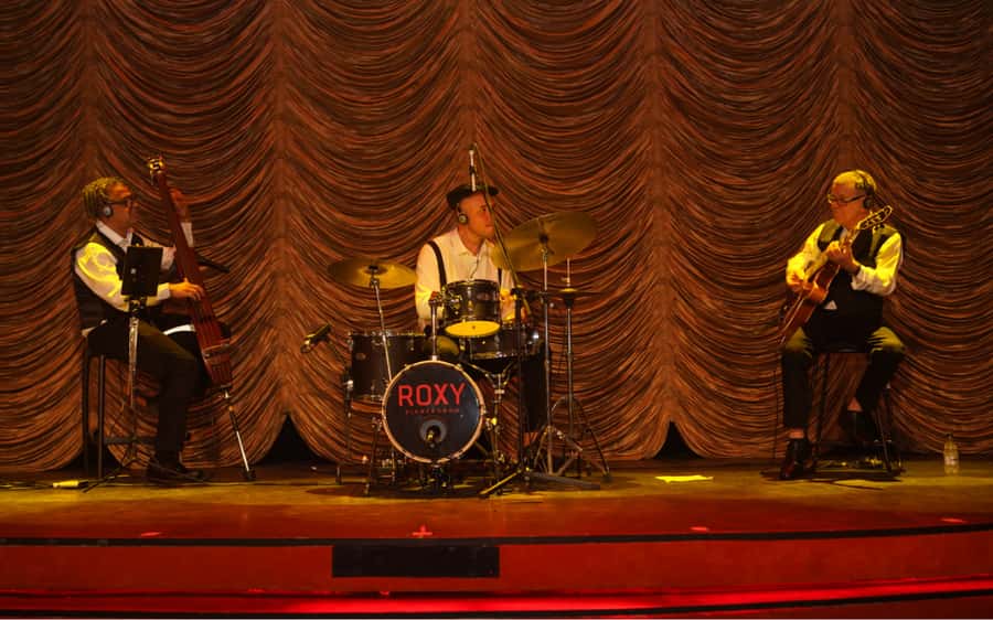 By Night Tour: Roxy Dinner Show & Transfer - Is the food worth the price?