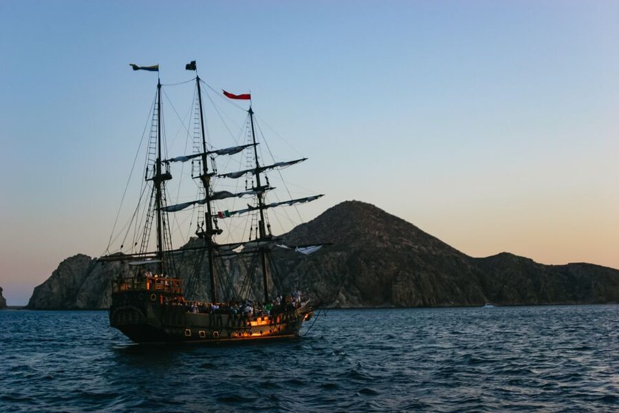 Cabo San Lucas: Sunset Pirate Ship Cruise with Dinner Show - The return to the marina