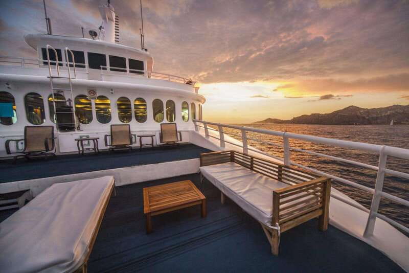 Cabo San Lucas: Sunset Premier Dinner & Show Cruise - Live music, the DJ, and the changing mood