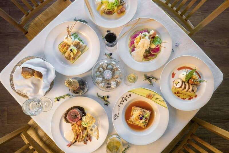 Cabo San Lucas: Sunset Premier Dinner & Show Cruise - Dinner in the air-conditioned dining room
