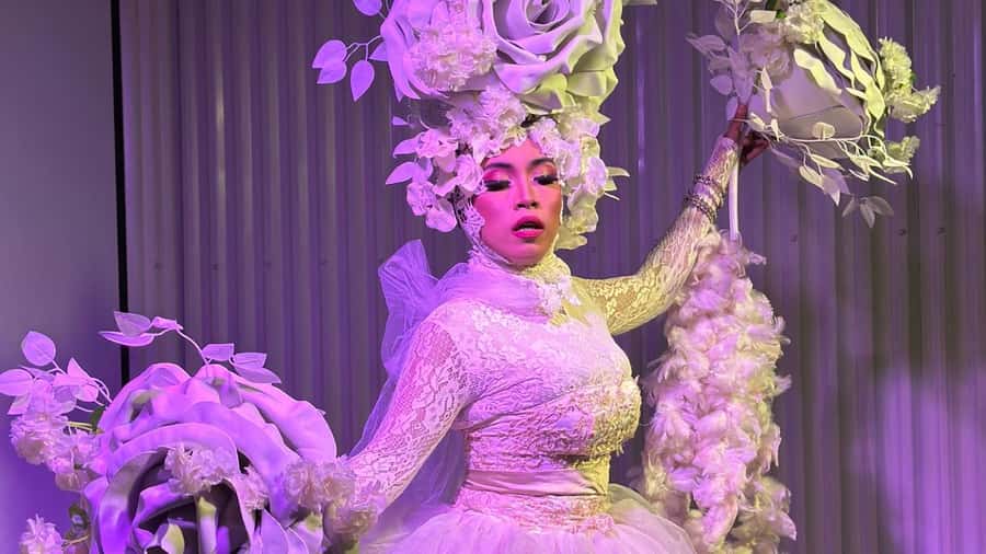 Canggu: Drag Show with Optional Dinner - Learning Indonesian sign language during dinner