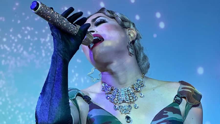 Canggu: Drag Show with Optional Dinner - Choosing food at Inklusiv Warung