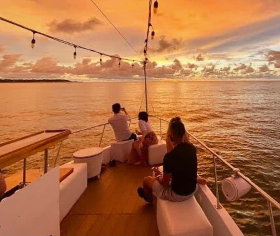 Cartagena de Indias: Sunset Cruise Open Bar with Dance Show - The first hour: Cartagena Bay at sunset