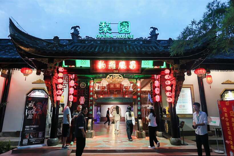 Chengdu: Sichuan Opera Face-Changing and Acrobatics Show - Shufeng Yayun, an old-style opera garden in Chengdu