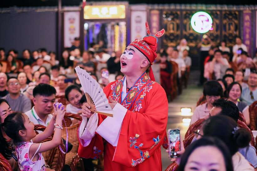 Chengdu: Sichuan Opera Face-Changing and Acrobatics Show - Is $32 a fair price?