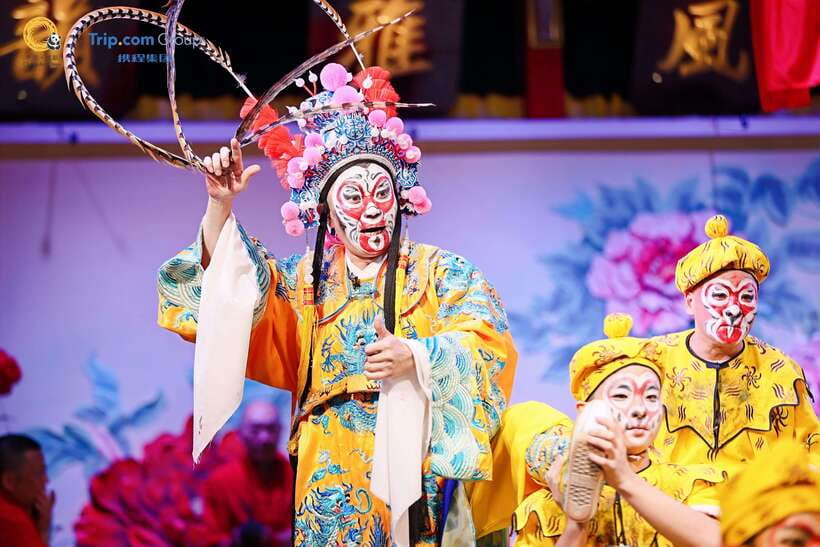 Chengdu: Sichuan Opera Face-Changing and Acrobatics Show - What the 90-minute evening program feels like