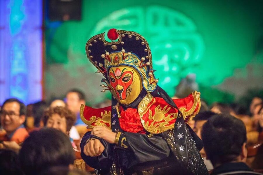 Chengdu: Sichuan Opera Shu Feng Yan Yun Evening Show Ticket - A traditional teahouse setting in Chengdu Culture Park