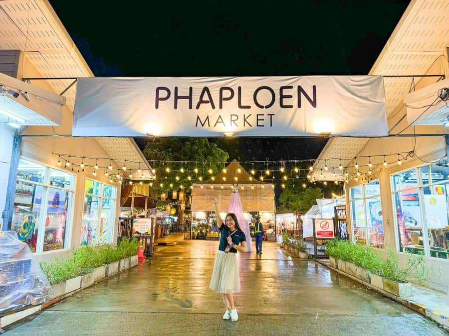 Chiang Mai: Ladyboy Cabaret Show with Dinner and Drinks - Starting with dinner at Chiang Mai’s night market
