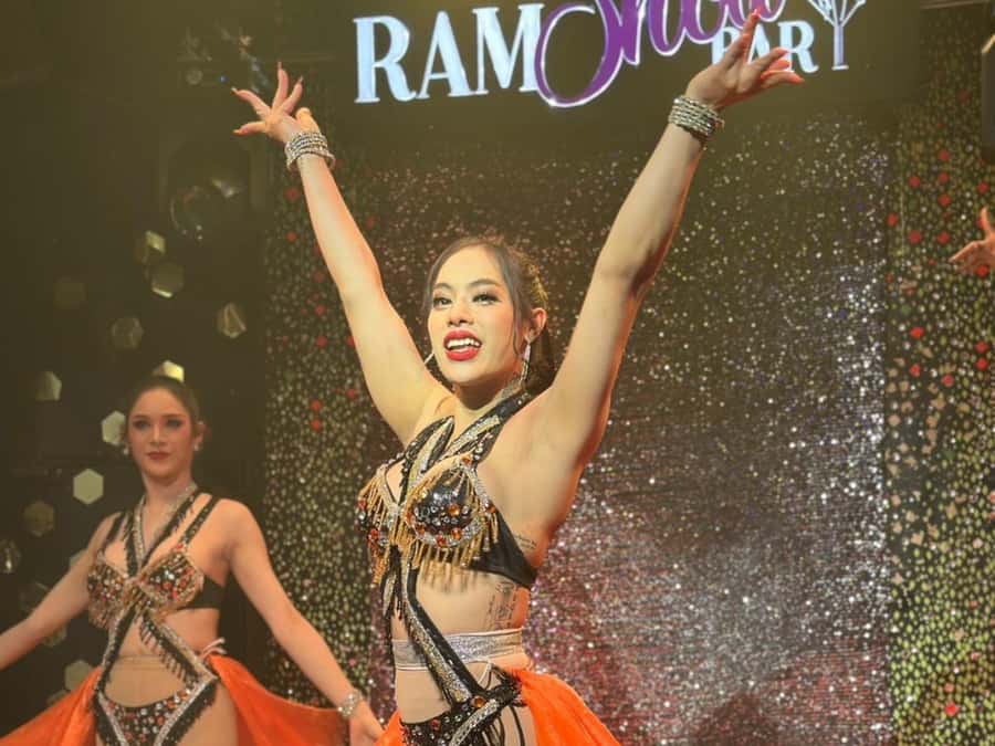 Chiang Mai: Ladyboy Cabaret Show with Dinner and Drinks - Photos, drinks, and the social side