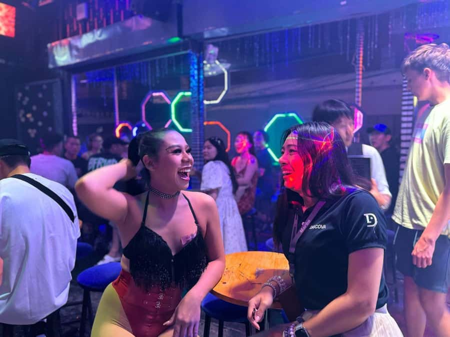 Chiang Mai: Ladyboy Cabaret Show with Dinner and Drinks - Meeting the drag performers at the bar