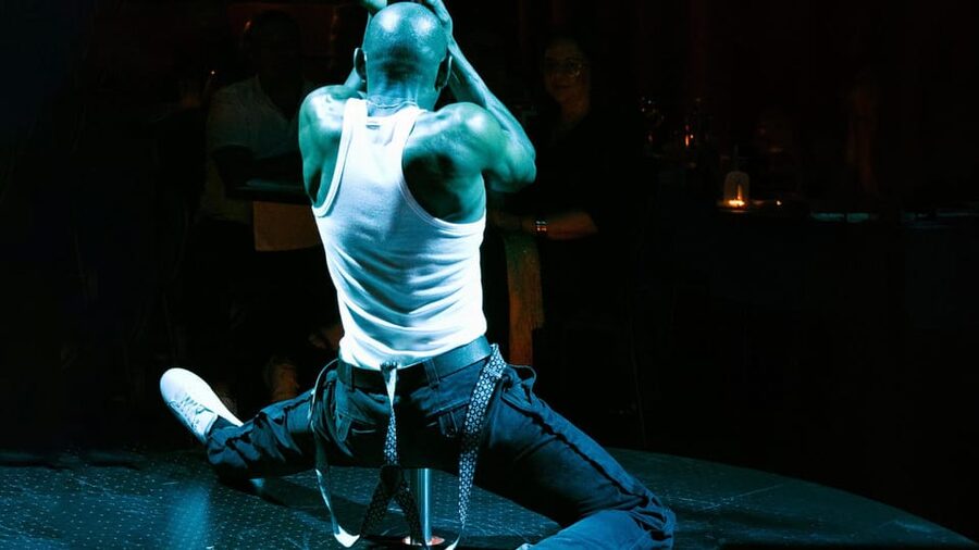 Coimbra: Erotic Cabaret Show and Dinner - The welcome: wine sets the tone