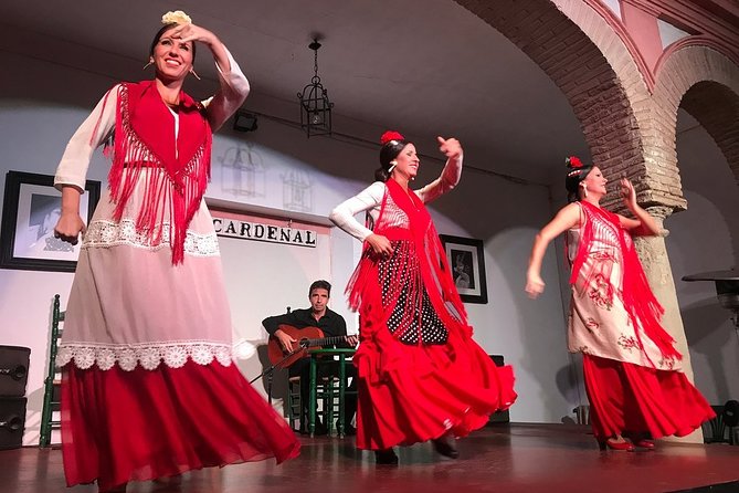 Cordoba Flamenco Show at Tablao El Cardenal with a Drink - How the performance unfolds