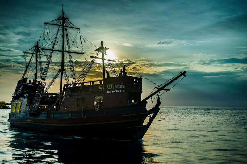 Cozumel: Pirate Ship Cruise with Open Bar, Dinner, and Show - Cozumel’s pirate ship is a dinner theater that sails