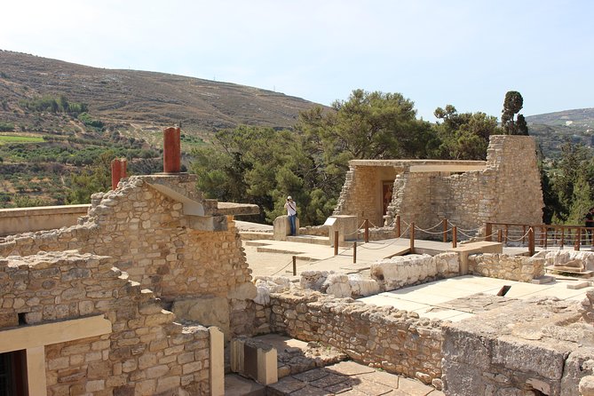 Crete Minoan Discovery Tour with Knossos Palace, Heraklion, and Live Dance Show - Heat, walking, and the right pace