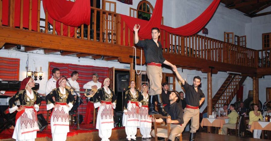 Crete: Traditional Dance Show and Buffet Dinner with Wine - What appears on the buffet