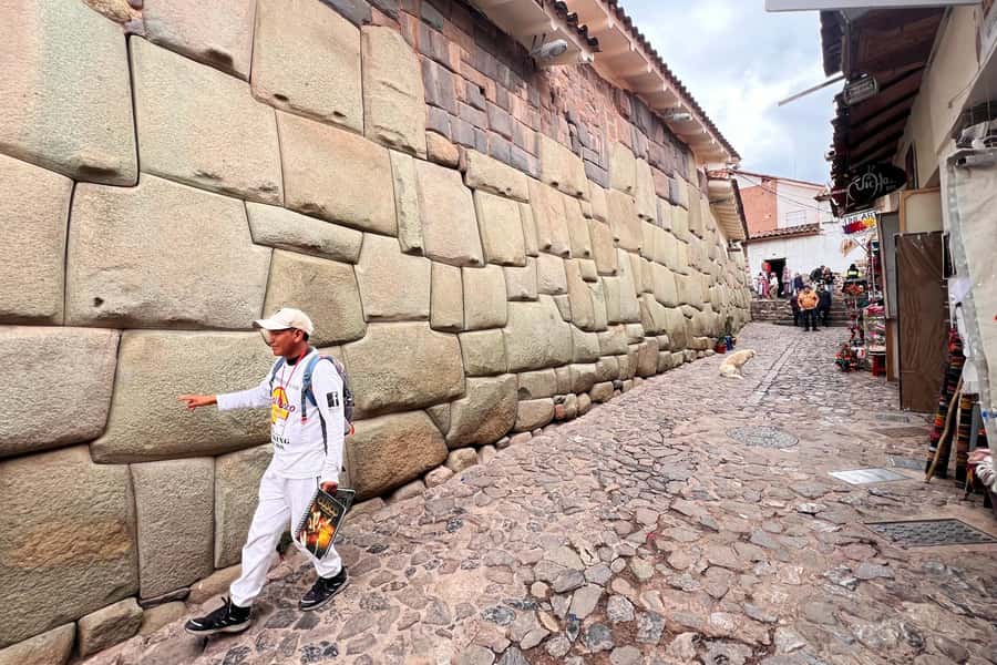 Cusco: Historic Walking Tour with Pisco Sour and Music Show - Qoricancha and the meeting of two Cuscos