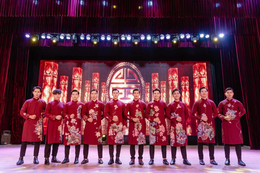 Da Nang "The Ao Dai" Show: Timeless Vietnamese Elegance - The old market and 300 years of traditional dress