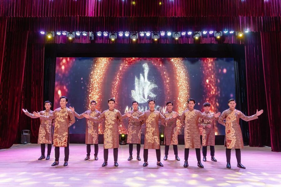 Da Nang "The Ao Dai" Show: Timeless Vietnamese Elegance - A traditional Vietnamese wedding on stage