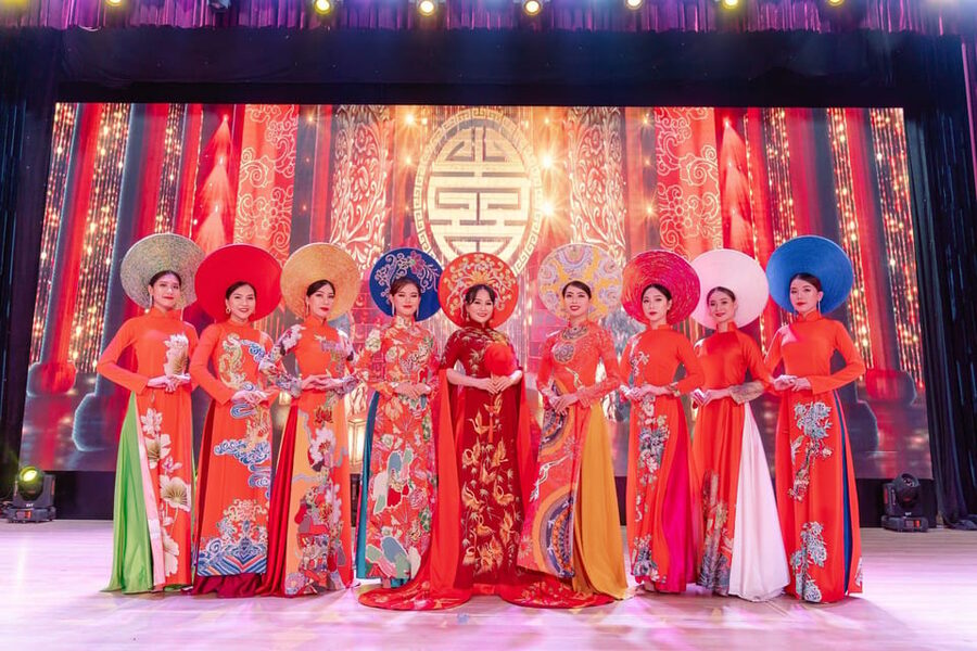 Da Nang "The Ao Dai" Show: Timeless Vietnamese Elegance - The lotus dance and its gentle change of pace