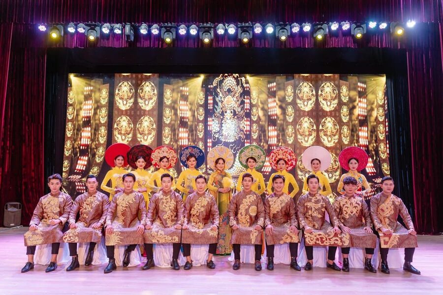 Da Nang "The Ao Dai" Show: Timeless Vietnamese Elegance - Following the story without a Vietnamese guide