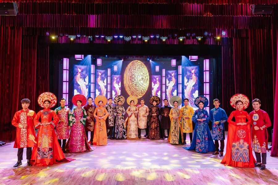 Da Nang "The Ao Dai" Show: Timeless Vietnamese Elegance - Entering the Nguyen Dynasty royal court