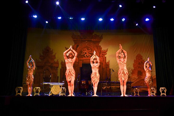 Da Nang: "Tien Sa Show" Ticket - Entering Trung Vuong Theater at 8:00 pm