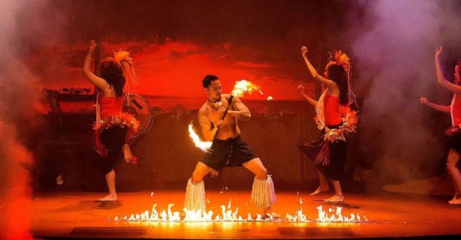 Daytona Beach: Luau with Polynesian Dinner and Live Show - A lei greeting sets the tone
