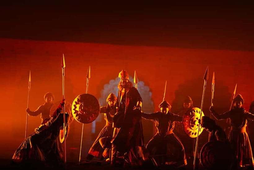 Delhi: Red Fort Light and Sound Show Guided Tour - Entering the Red Fort with a private guide