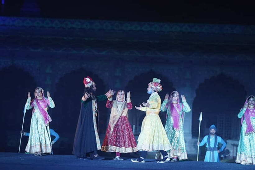 Delhi: Red Fort Light and Sound Show Guided Tour - What the one-hour sound and light show is like