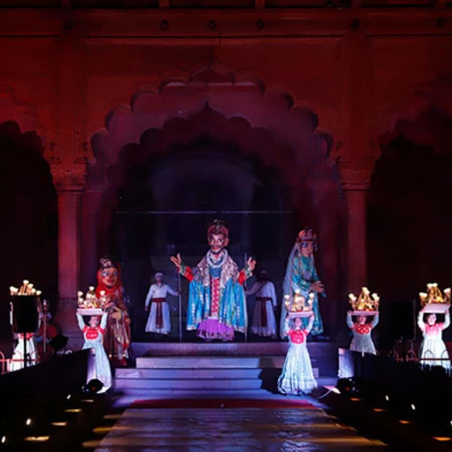 Delhi's Red Fort: 2-hour Guided Evening Light & Sound Show - Arriving at the Red Fort after sunset