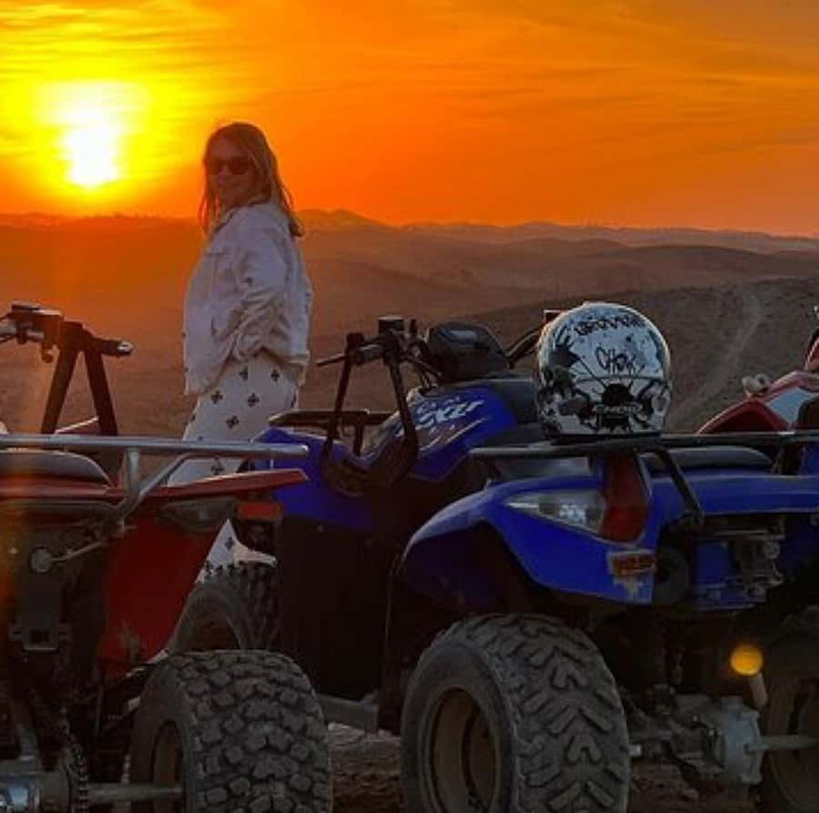Dinner show in agafay Desert 1h quad bike & 20 min camels - A 20-minute camel ride at sunset