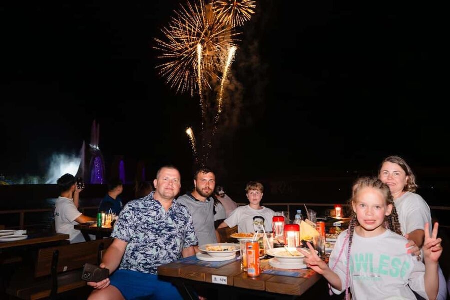 Dinner with Symphony Show And Firework Of Kiss Of The Sea - Live music and dancing from 8:15 to 9 p.m.
