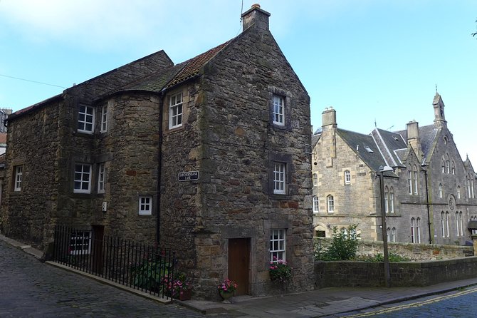 Edinburgh: Dean Village Circus Lane Walking Tour with a Local - Starting near Princes Street and entering New Town
