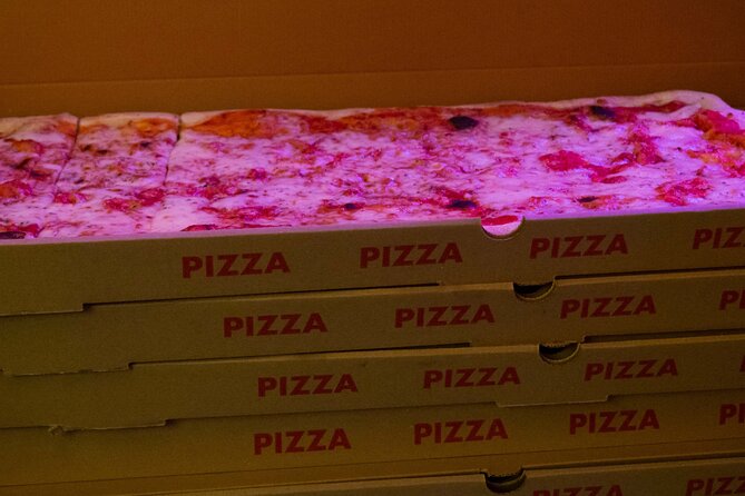 English Comedy Show with Pizza and Shots in Central Berlin - How the evening unfolds from 19:00 to 21:00