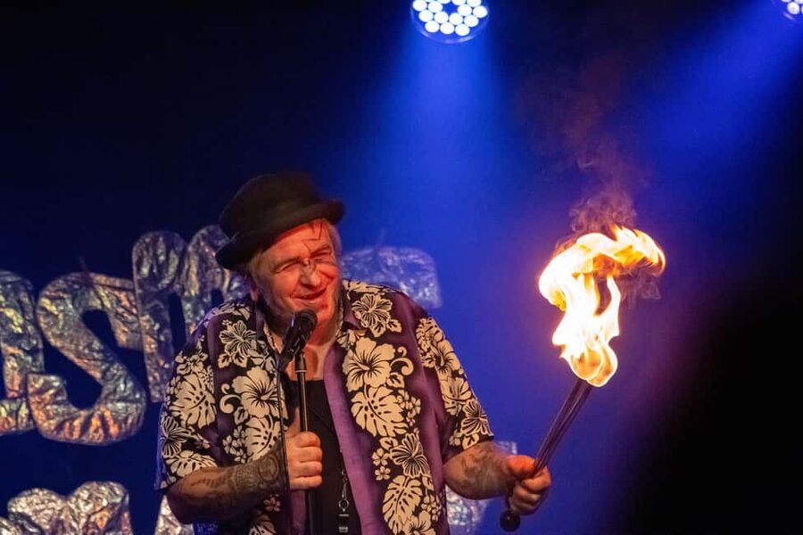 English Stand-Up Comedy Show with Free Pizza and Free Shots - Open mic Thursday or showcase Friday and Saturday?
