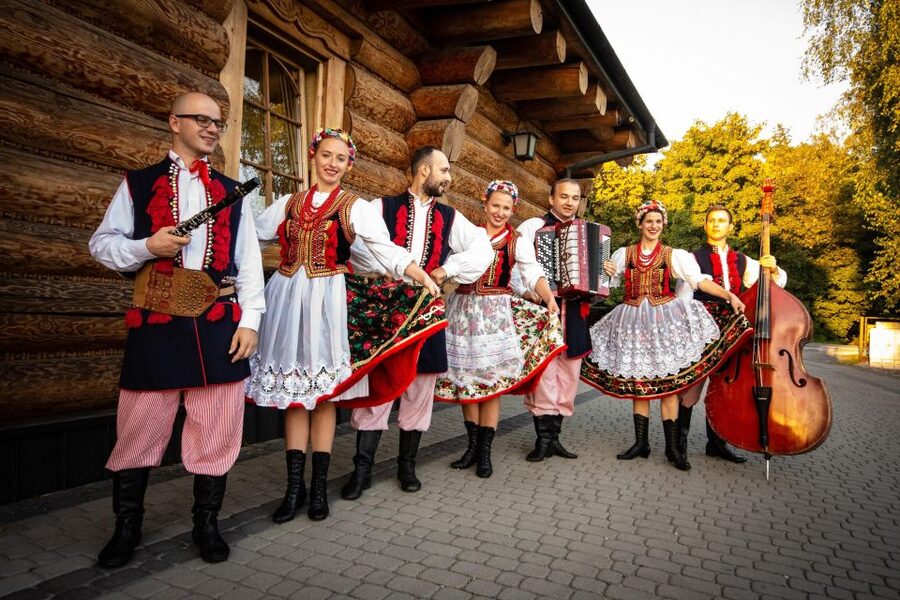 Evening Folk Show, singing, dancing and delicious food! - Key points to know