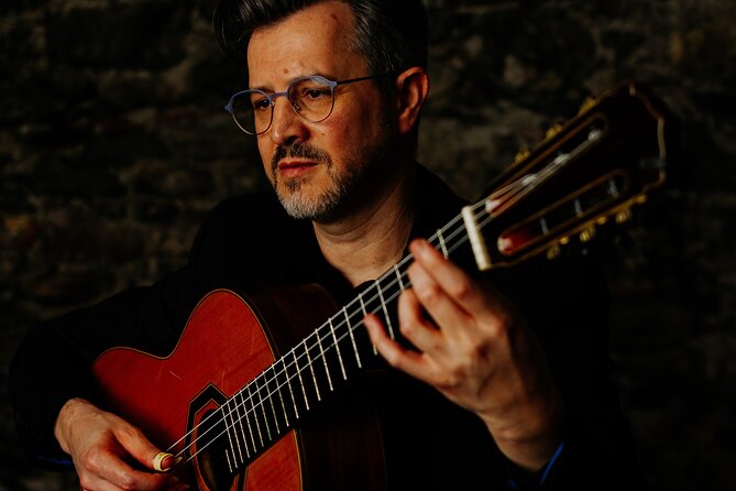 Fado Show with Wine and History in Madeira - Live voices and two kinds of guitar