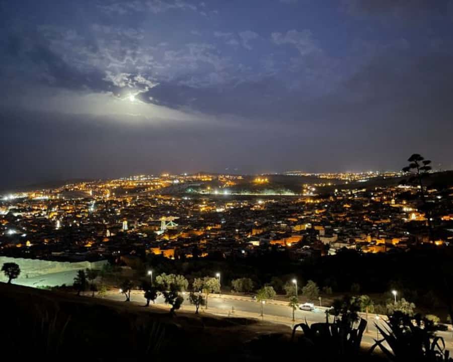 Fes: Dinner Show by Night with City Tour - The restaurant and its setting