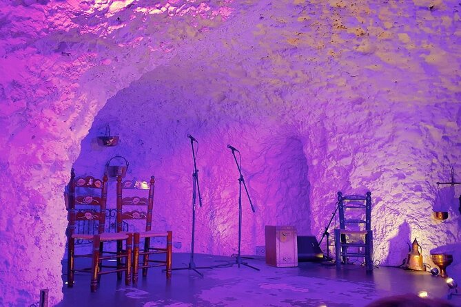 Flamenco Show in a Cave Restaurant in Granada - Seating, comfort, and family details