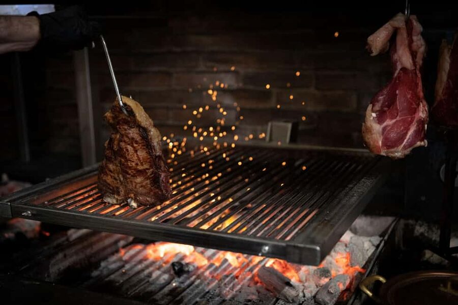 Florence: Live Grill Show & Steak Dinner with Wine - Fire, steak, and a bell in Piazza della Signoria