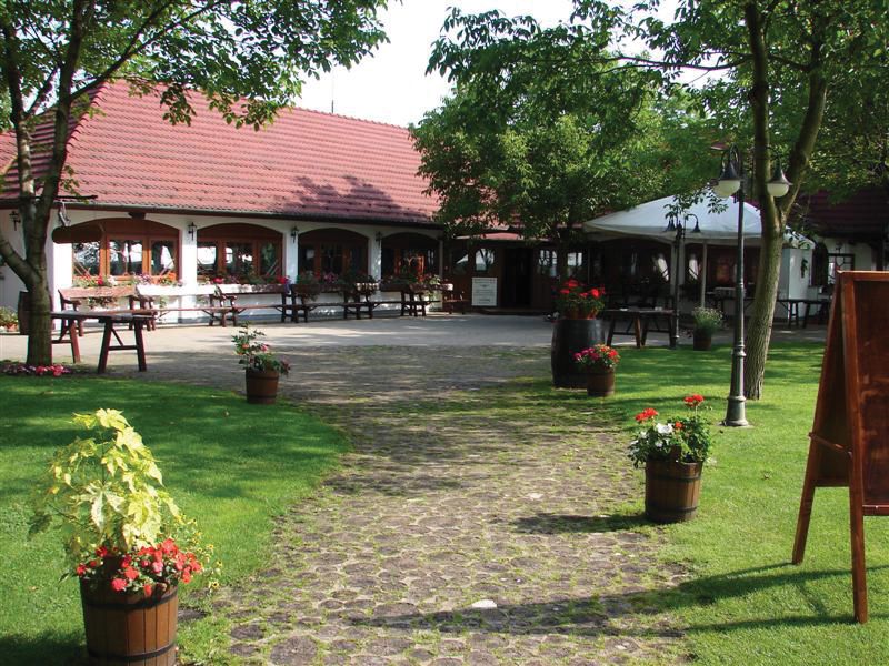 From Budapest: Full-Day Puszta Tour with Lunch and Show - Kecskemét: one hour in the Great Plain’s capital