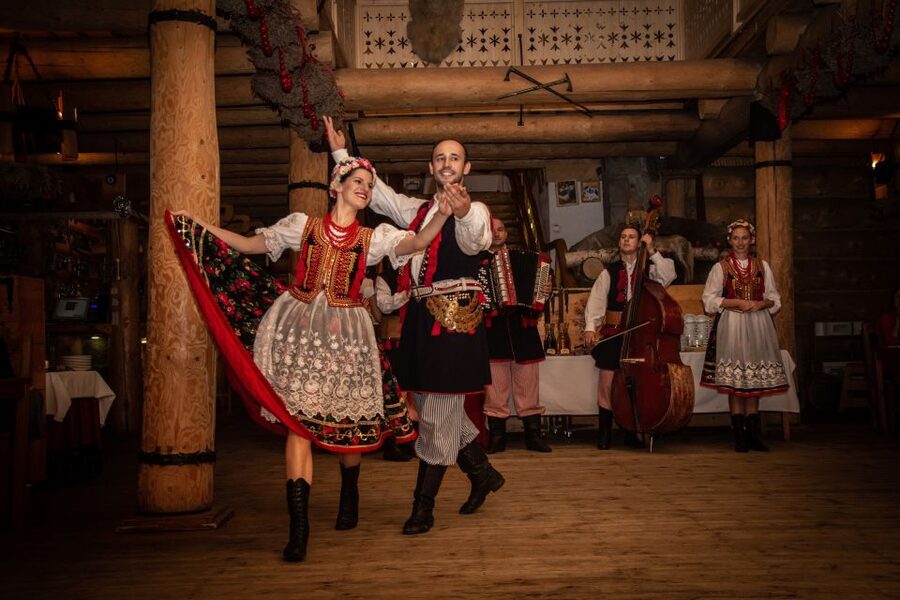 From Krakow: Polish Folk Show with All-You-Can-Eat Dinner - The buffet and unlimited drinks