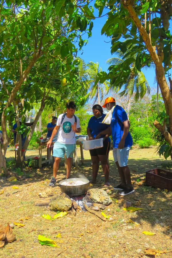 Gastronomic and musical experiences in San Andres Rondontour - Cooking rondón over firewood with the chef