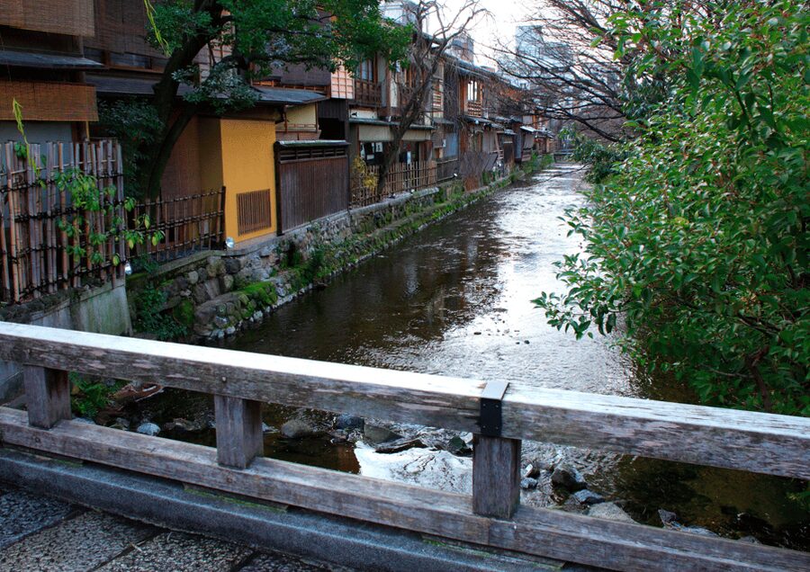Gion Walking Tour, Geisha Show and Japanese Game in Kyoto - Why this Gion experience feels different