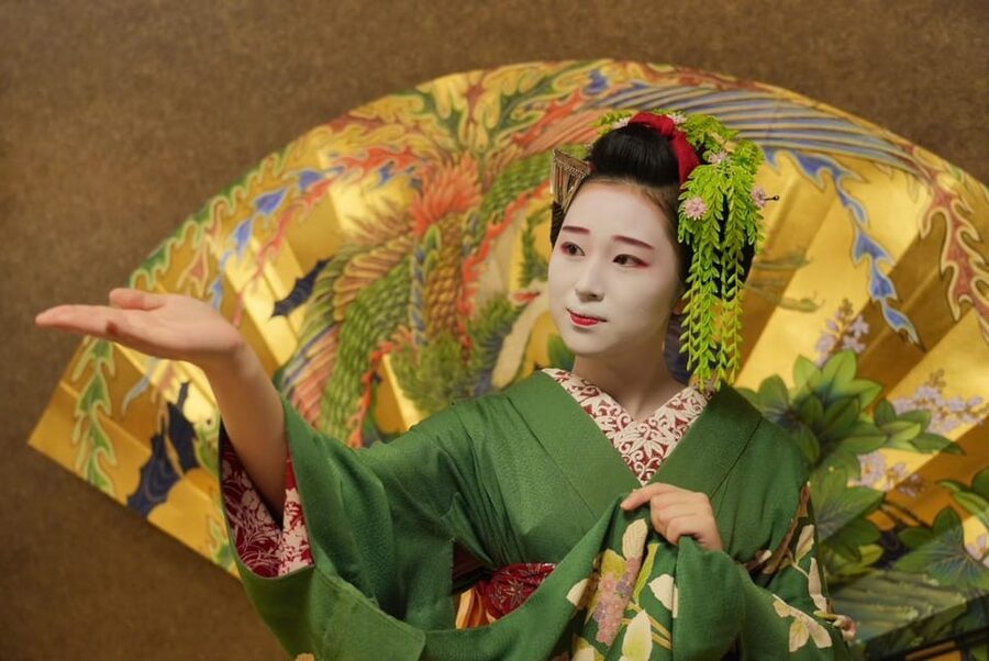 Gion Walking Tour, Geisha Show and Japanese Game in Kyoto - Meeting at the Izumo-no-Okuni Statue