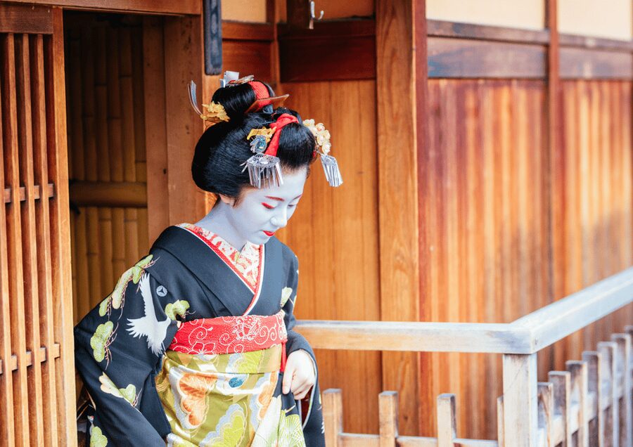 Gion Walking Tour, Geisha Show and Japanese Game in Kyoto - The second hour: a maiko performance up close