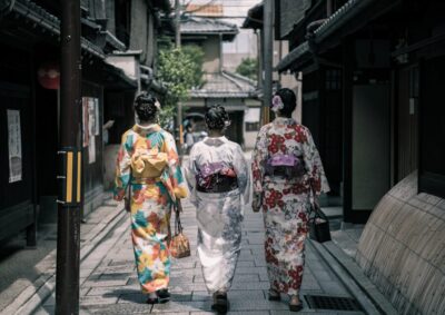 Gion Walking Tour, Geisha Show and Japanese Game in Kyoto