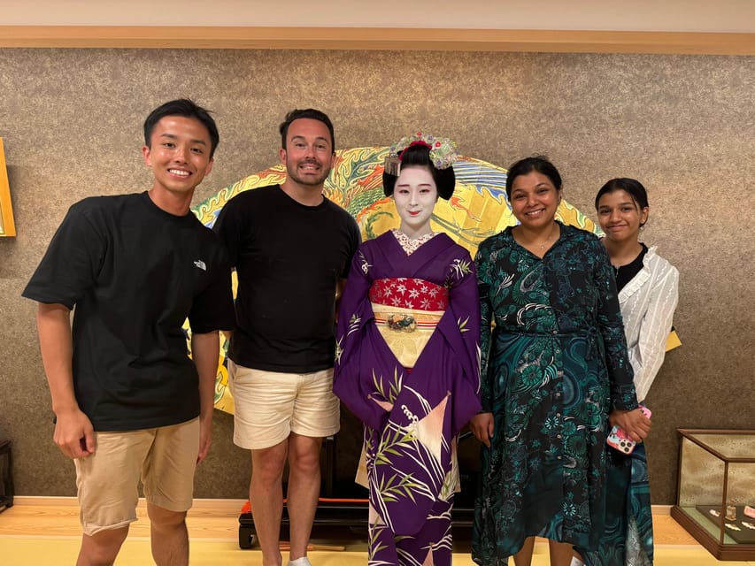 Gion Walking Tour, Geisha Show and Japanese Game in Kyoto - Etiquette and the feel of Gion